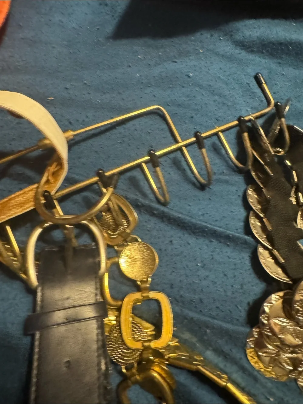 Women’s Adjustable Decorative Belt Rack with 5 Belts